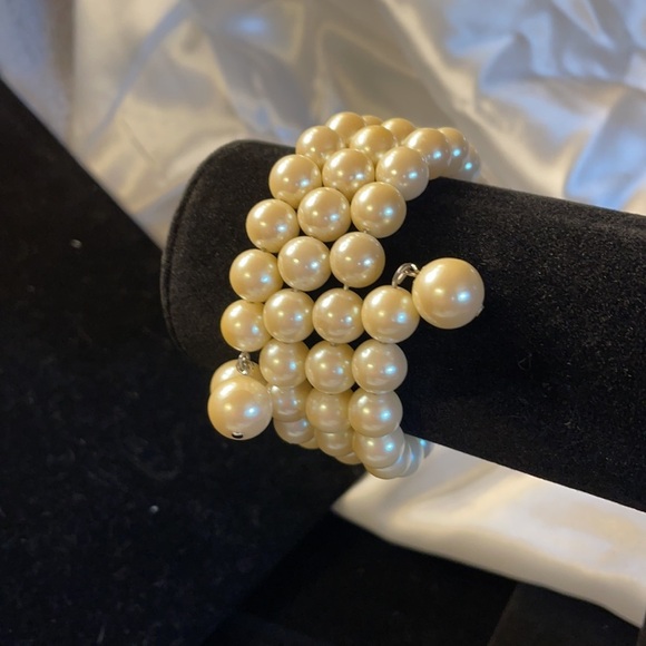 Avon (1992) Vintage Pearlesque Wrap Bracelet- Fits any size wrist - Picture 2 of 6